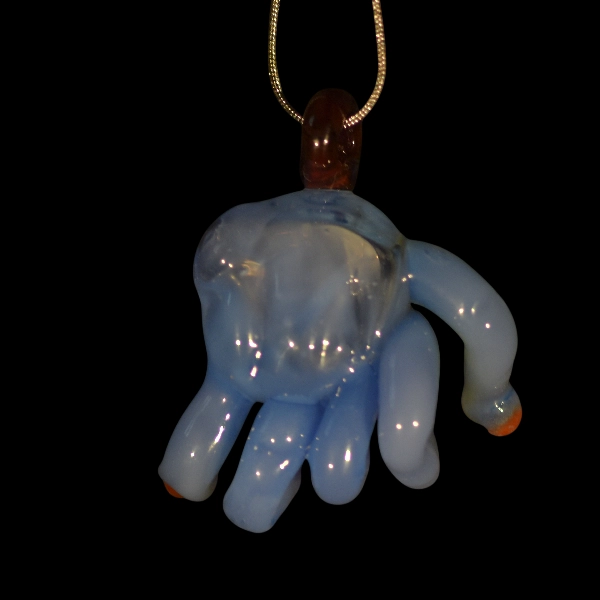 pendentif figurine main monstre